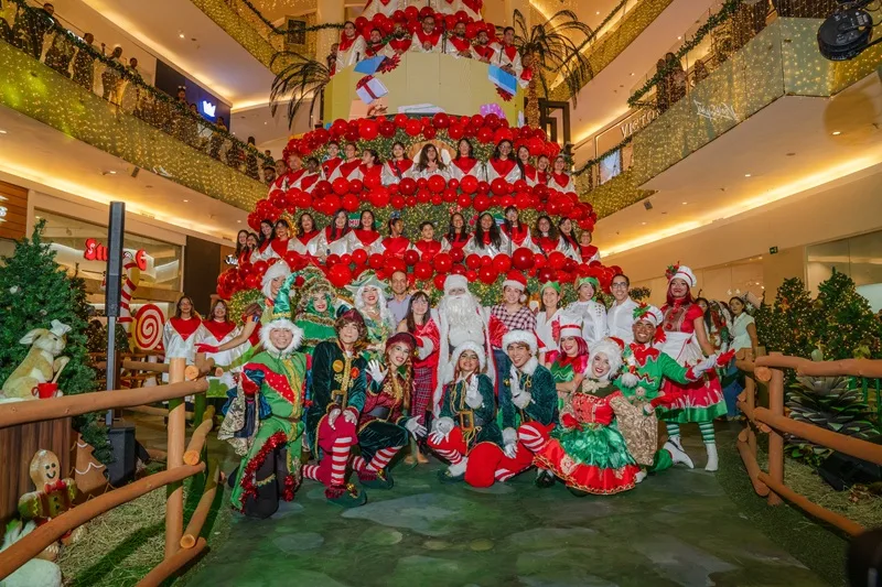 Ágora celebra la Navidad con el Árbol que Canta y Regala Sonrisas Equipo de Mercadeo junto al Arbol que Canta de Agora