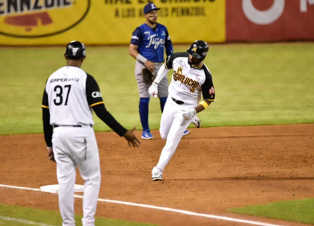 Águilas extienden su vuelo y hunden más al Licey con dominio total desde el montículo Ezequiel Duran eljacaguero