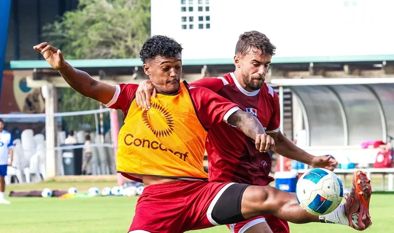 Cibao FC y O&M se vuelven a citar este viernes en la LDF Omar De la Cruz disputando el balón