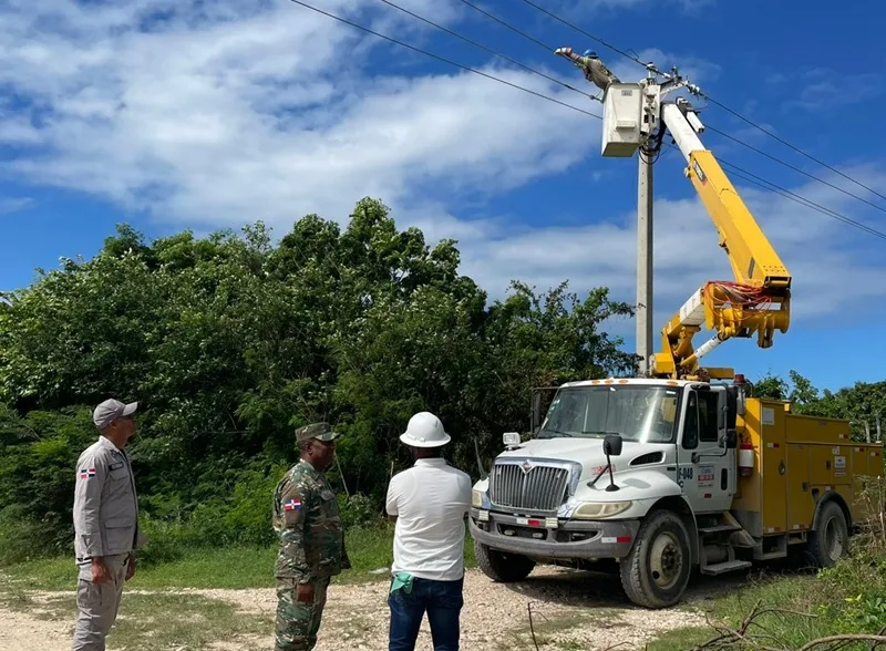 Edesur desmantela más de 70 conexiones ilegales en Pedernales Foto opertaivo