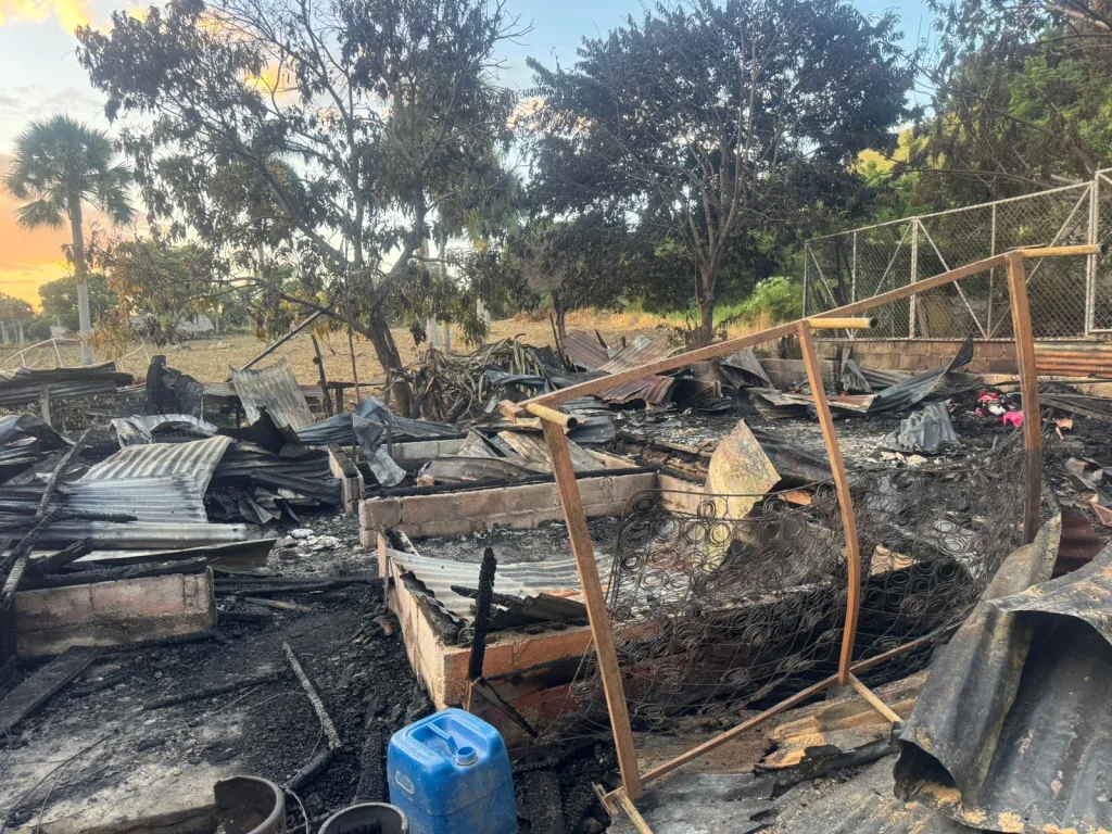 Incendio deja familias sin hogar en San Francisco de Jacagua una vivienda quedo reducida a cenizas