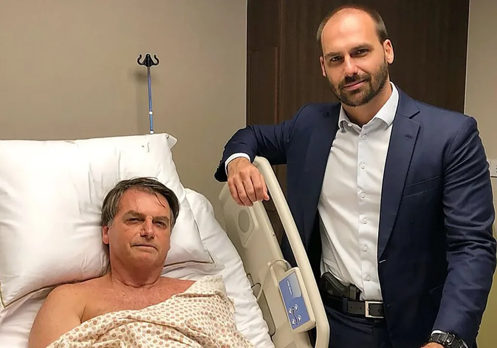 Rumbo a una prisión inminente: el golpe fallido de Bolsonaro entra en fase final Jair Bolsonaro en el hospital acompanado por su hijo Eduardo Bolsonaro eljacaguero