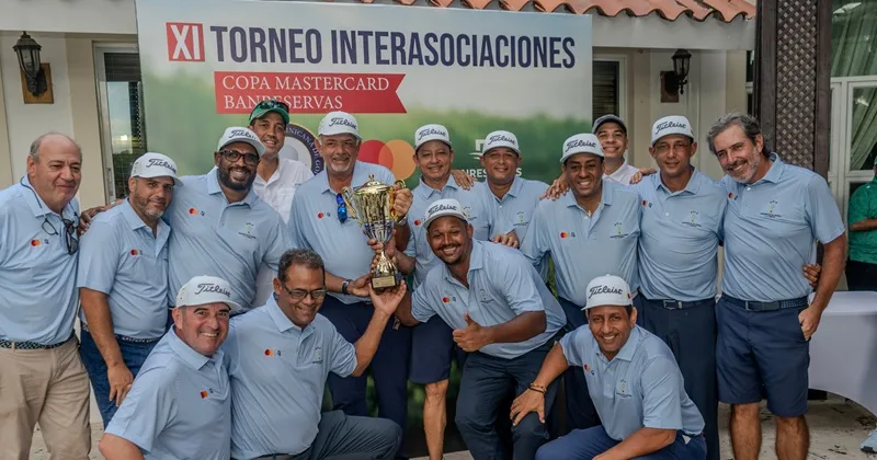 Agla gana el XI Torneo Interasociaciones de Fedogolf en Punta Blanca Jugadores y directivos del Agla festejan con el trofeo de campeón, luego de ganar el XI Torneo Interasociaciones de Fedogolf en Punta Blanca.