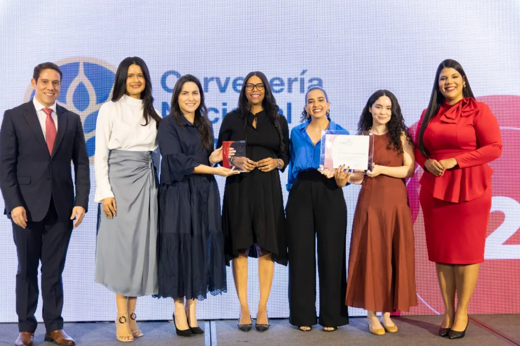 Karla Melo Carolina Delgado Ana MartinezAndrea Hernandez Rosalia Esteva y representantes de Merco