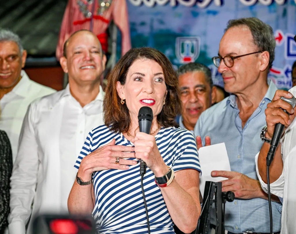 Kathy Hochul en visita que estrecha lazos con la diaspora dominicana