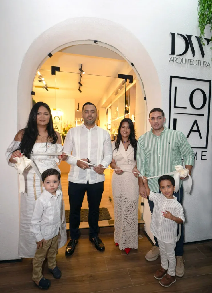Lola Home + DW Arquitectura abre sus puertas en Constanza como un nuevo referente del diseño integral Laurie Ann Wauke Yovanny Duran Laury Wauke y Danny Alexander Marte juntos a los ninos Mathia Duran Wauke y Lyam Marte Waukke