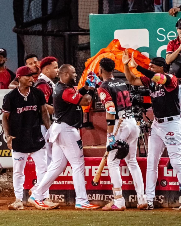 Los Gigantes vencen a las Estrellas apoyados en un rally grande en el octavo capitulo
