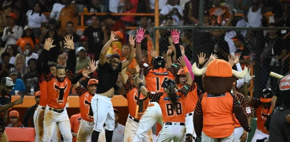 Los Toros se imponen al Licey en la doble jornada