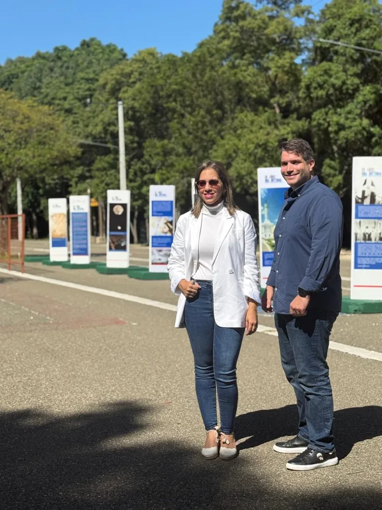 Maria Belissa Ramirez de Zaiek directora del Museo Monumento a los Heroes de la Restauracion y Alexander Blumberg