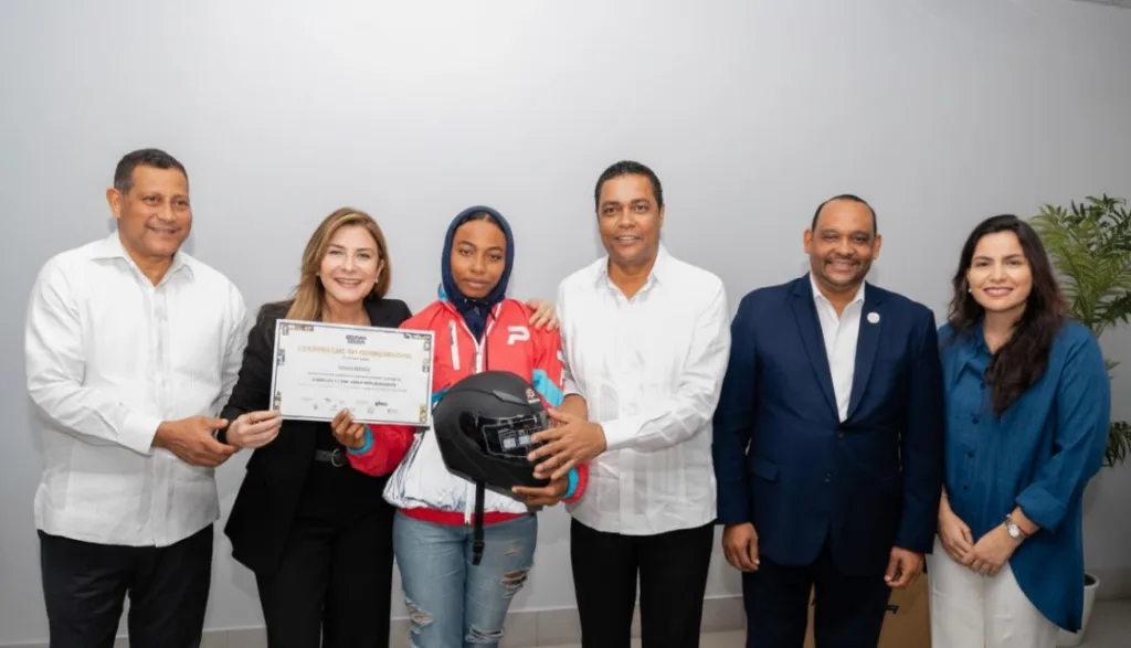 Cervecería Nacional Dominicana lanza “Delivery Seguro” para fortalecer la seguridad vial de los repartidores Nelson Nunez Carolina Mejia Victor DAza Rafael Santos y Carolina Delgado durante el lanzamiento del programa Delivery Seguro de Cerveceria Nacional Dominicana