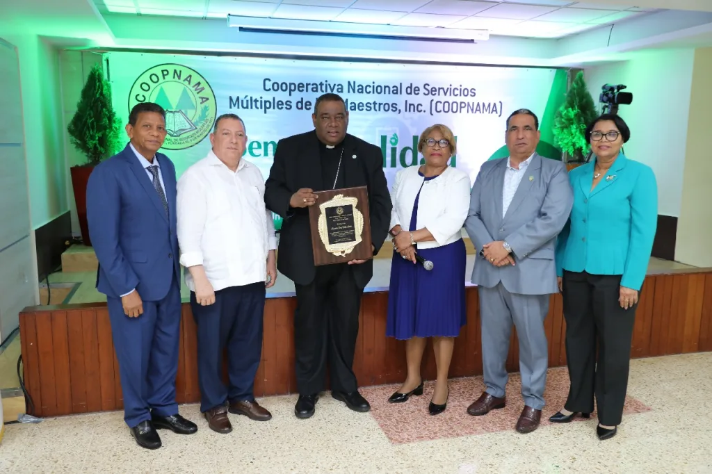 Obispo Castro Marte resalta becas de COOPNAMA como pilar del desarrollo educativo nacional Obispo Castro Marte resalta becas de COOPNAMA como pilar del desarrollo educativo nacional