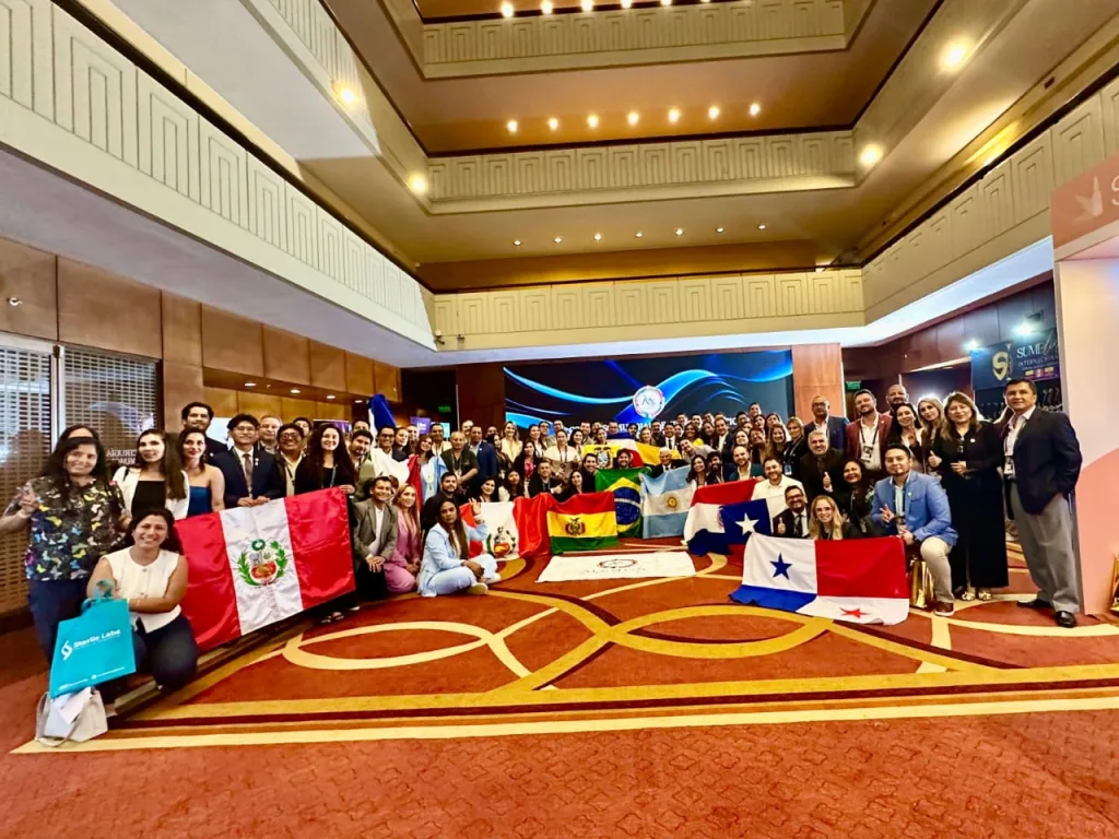 Oscar Polanco recibe distincion internacional en congreso mundial de estetica1