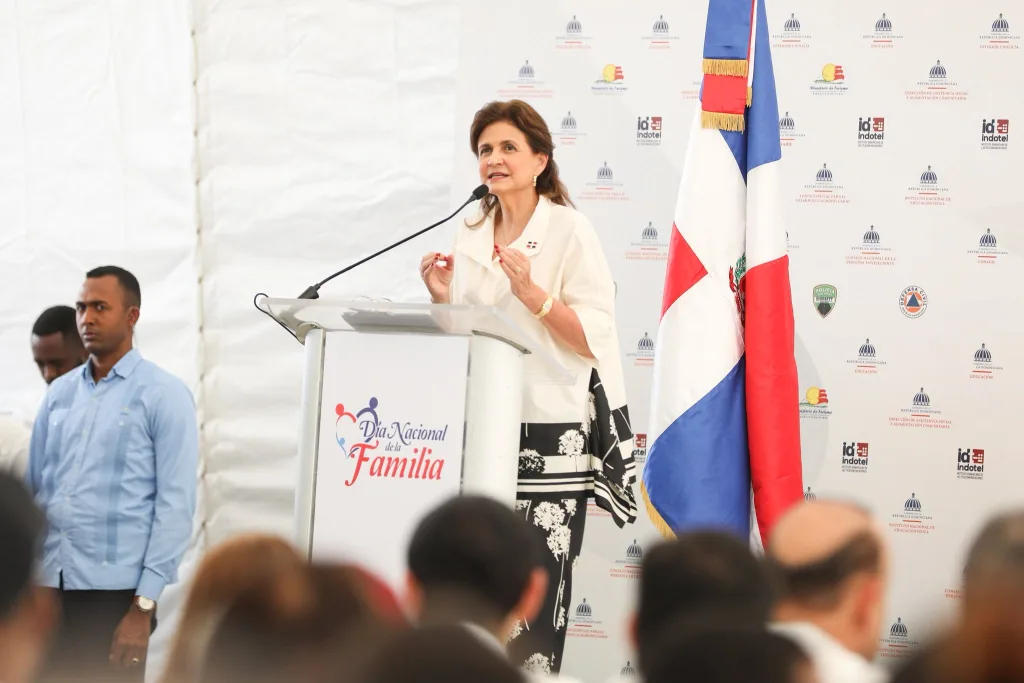 Peña impulsa jornada masiva de servicios públicos para fortalecer bienestar familiar en Santiago Raquel Pena impulsa jornada masiva de servicios publicos para fortalecer bienestar familiar en Santiago