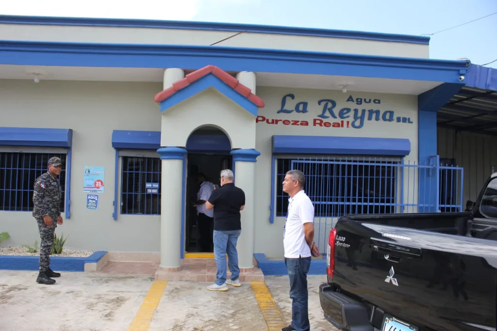 Salud Pública cierra embotelladoras ilegales en Santiago para evitar riesgos sanitarios Salud Publica cierra embotelladoras ilegales en Santiago para evitar riesgos