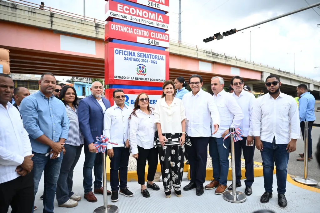 Santiago Oeste estrena Tótem Urbanístico como símbolo de identidad y desarrollo Santiago Oeste estrena Totem Urbanistico como simbolo de identidad y desarrollo