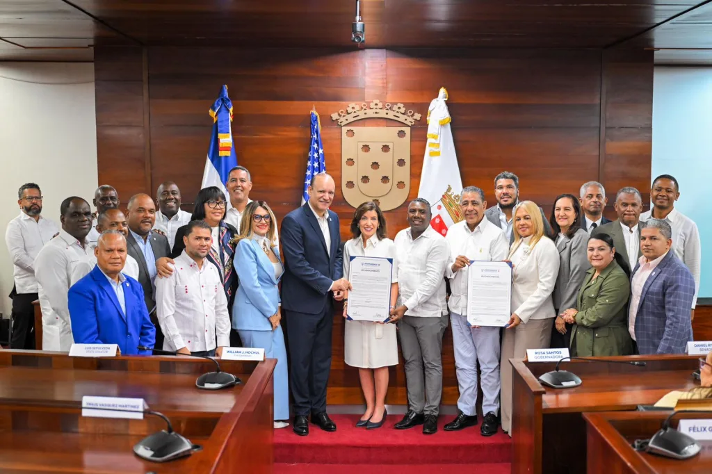 Santiago entrega la llave de la ciudad a Kathy Hochul y declara Hijo Distinguido al congresista Adriano Espaillat