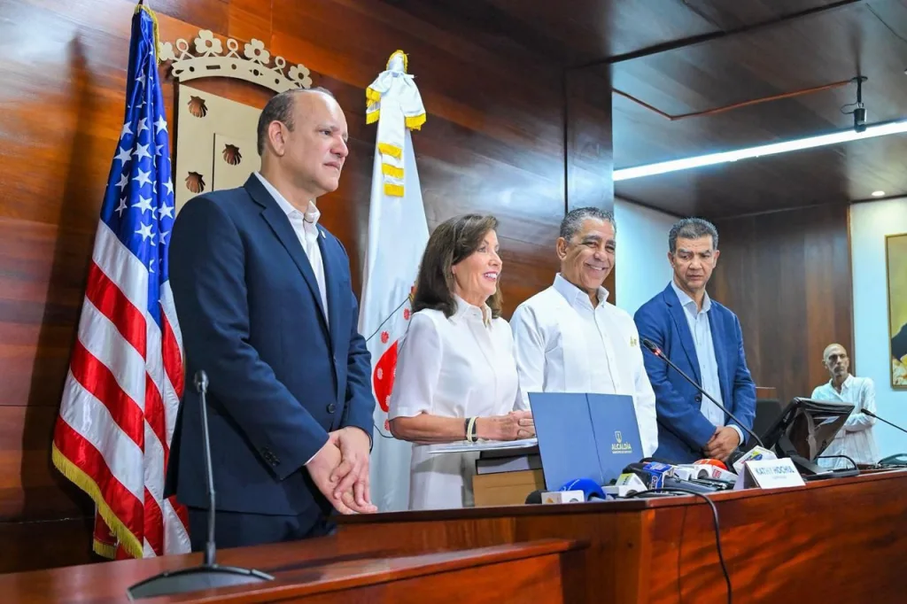 Santiago entrega la llave de la ciudad a Kathy Hochul y declara Hijo Distinguido al congresista Adriano Espaillat1