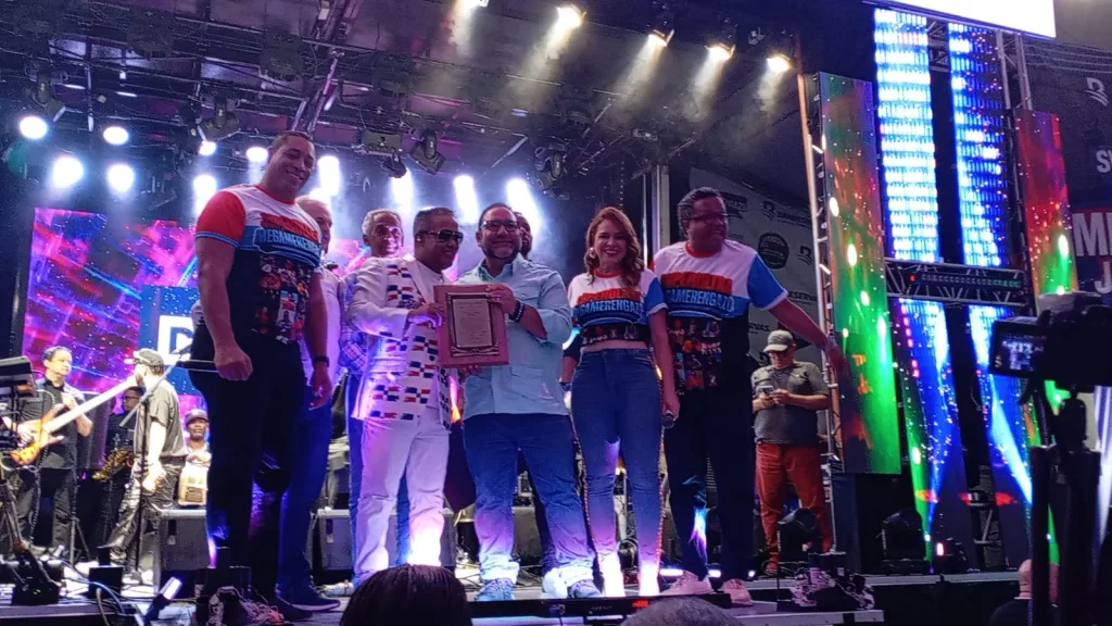 Super Ultra Mega Merengazo reconoce la trayectoria artistica de Hector Acosta El Torito