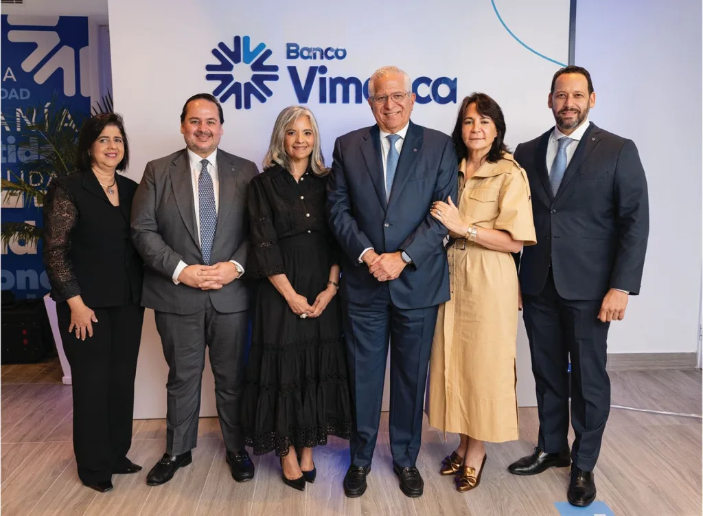 Banco Vimenca expande su presencia en el norte con nueva sucursal en Ágora Santiago Center Tania Ares Jesus Cornejo Odette Polanco Victor Virgilio Mendez Saba Orietta Read y Roque Del Guidice