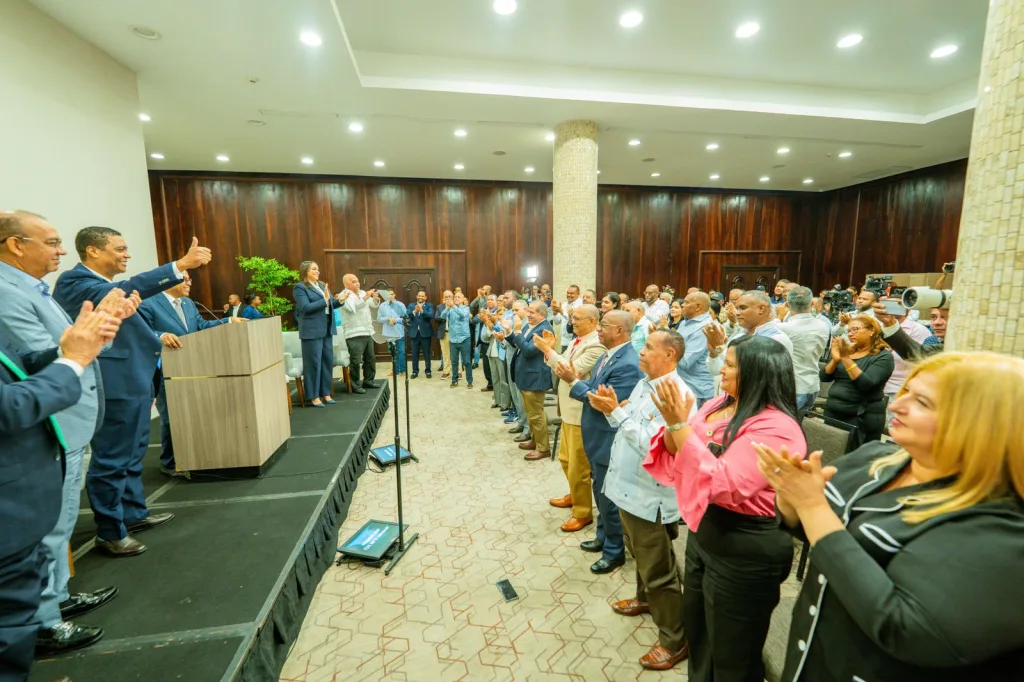 Víctor D’Aza retira su precandidatura presidencial y reafirma su respaldo al Gobierno del PRM Victor DAza eljacaguero3