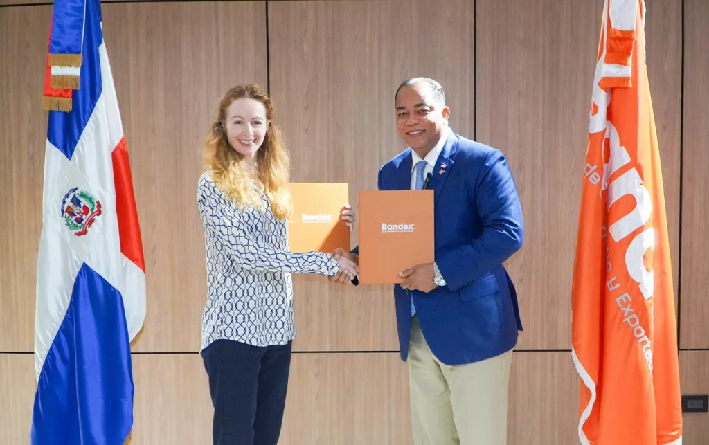 BANDEX y la Agencia Francesa de Desarrollo firman acuerdo de US$20 millones para impulsar proyectos sostenibles en República Dominicana Virginie Diaz Pedregal y Catalino Correa Hiciano Gerente general de BANDEX