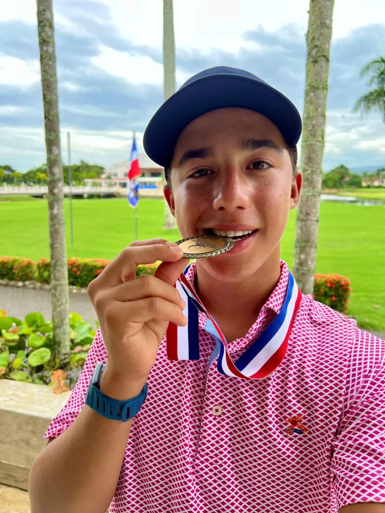 Waldo Aguasvivas firma rondas históricas de 69 y 68 y domina tercera parada del Tour Juvenil Waldo Aguasvivas Arias ganador del 1er lugar categoria masculina U18
