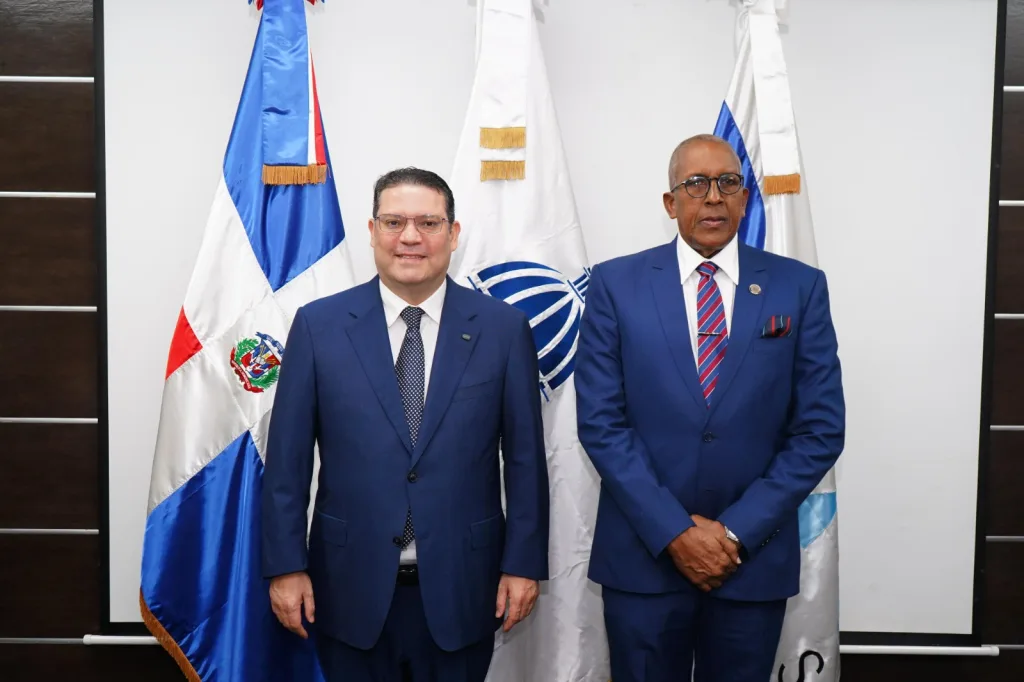 Yayo Sanz Lovaton titular de la DGA y Felix Antonio Santana Garcia contralor general de la Republica