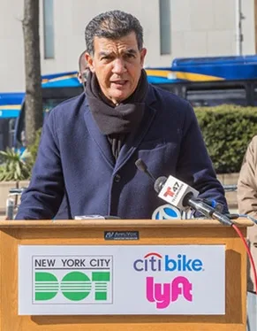 Comisionado del DOT exhorta conductores NYC precaución al oscurecer más temprano Ydanis Rodriguez