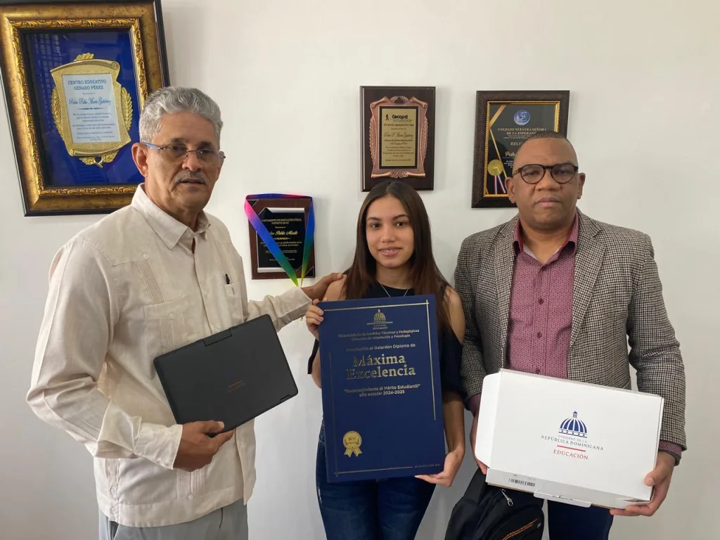 Yosmaira Martinez Cabrera recibe la distincion Maxima Excelencia Academica 2024 2025 eljacaguero