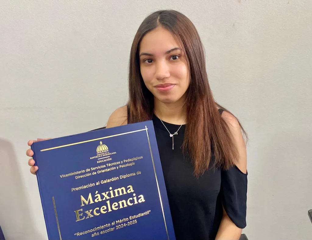 Yosmaira Martinez Cabrera recibe la distincion Maxima Excelencia Academica 2024 2025 eljacaguero1