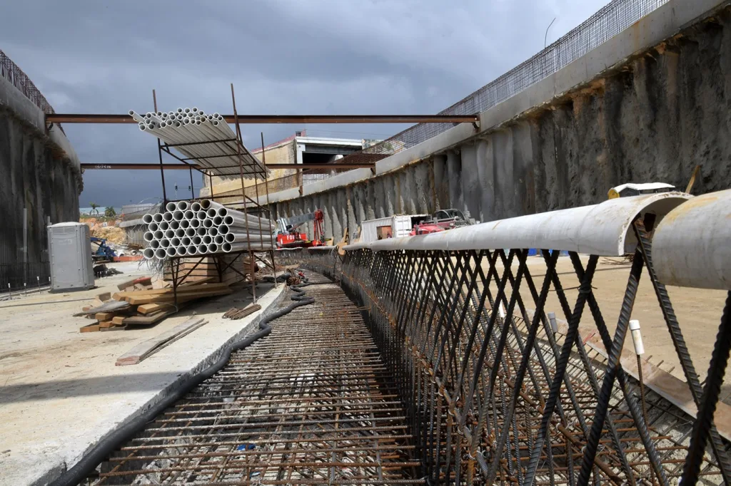 Cierre temporal en la Luperón por construcción del nuevo paso a desnivel en Plaza de la Bandera avenida Luperon en direccion Norte–Sur