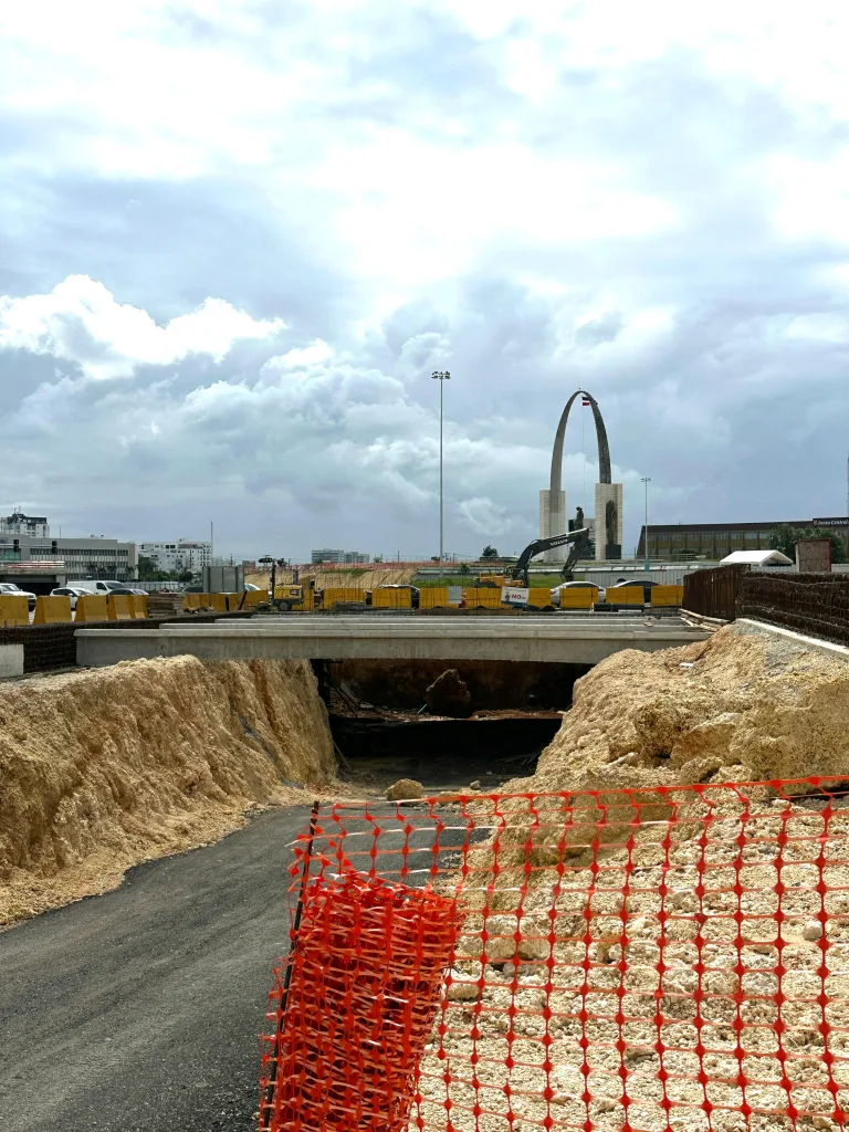 Cierre temporal en la Luperón por construcción del nuevo paso a desnivel en Plaza de la Bandera avenida Luperon en direccion Norte–Sur eljacaguero