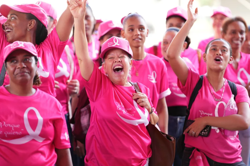 mujeres de la zona franca formaron el Gran Lazo Humano