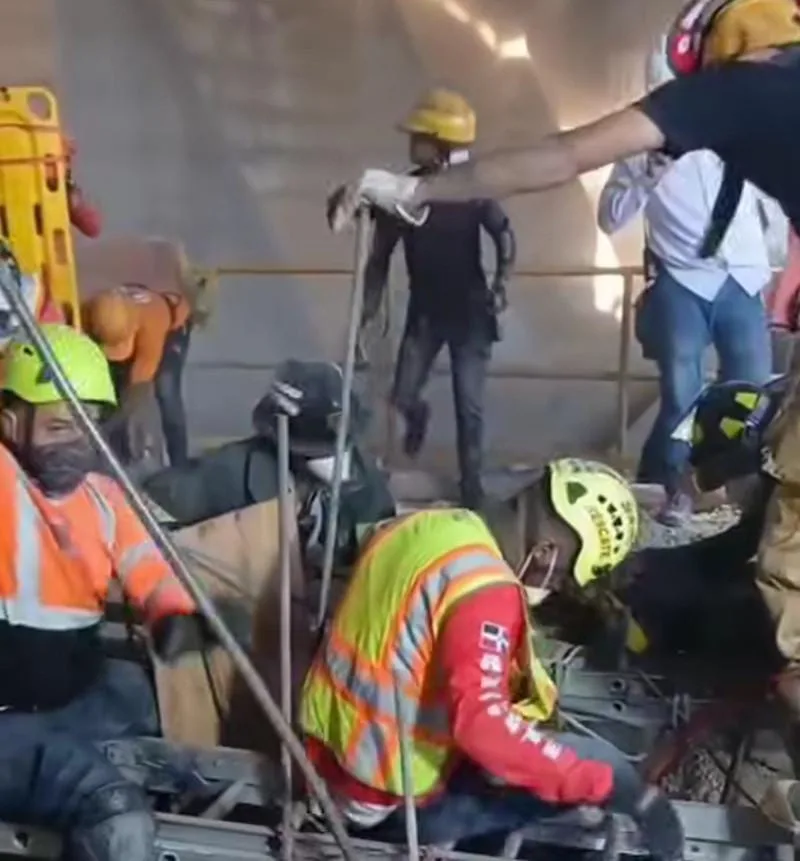 Rescatan con vida a dos obreros atrapados en mina de Cementos Cibao en Santiago obreros que quedaron atrapados ayer en una mina de Cementos Cibao