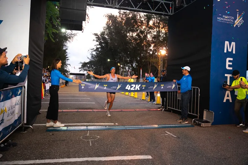 Álvaro Abreu establece nuevo récord y Soranyi Rodríguez aporta nueva marca nacional en la Maratón Monumental 1 El dominicano Alvaro Abreu Martinez se corono campeon establecio un nuevo record para la Maraton