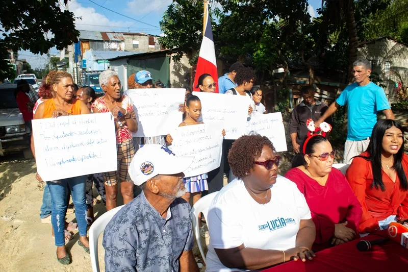 Residentes de Santa Lucía solicitan inclusión en programas de saneamiento de cañadas impulsados por el Gobierno José Arias, Rosa Silverio, Rosanna Báez y Maria Magdalena Infante acompañaron a la comunidad en la manifestación.