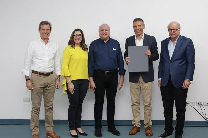 Corporación Zona Franca impulsa el liderazgo y la innovación con conferencia sobre Inteligencia Artificial Marco Cabral, Denisse Sena, Miguel Lama, Georgi Jekov y Mauricio Haché.