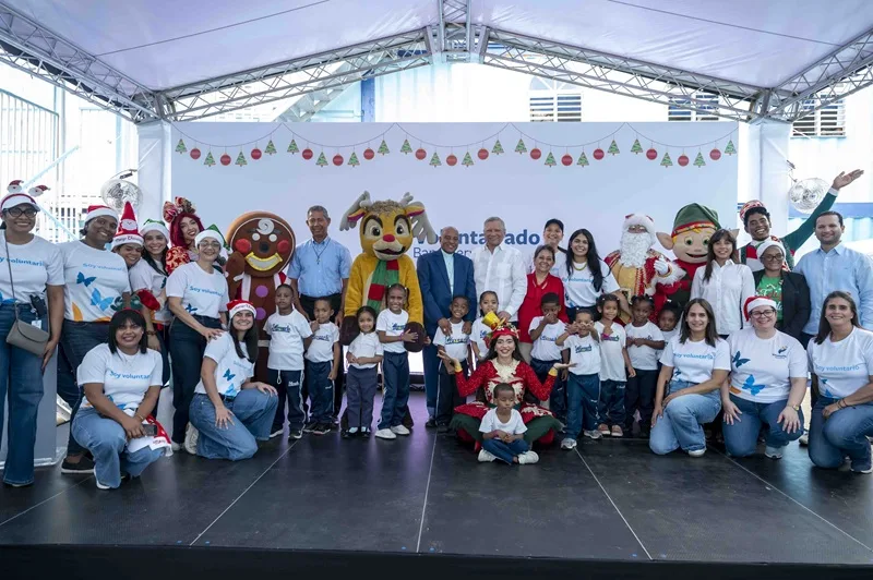Voluntariado Banreservas lleva la Navidad a cientos de niños y realiza operativo ambiental en el Ozama La presidenta del Voluntariado Banreservas, Dra. Carmen Alicia Quijano de Aguilera; el presidente ejecutivo del Banco de Reservas, Dr. Leonardo Aguilera; Shailyn Sosa, directora del Voluntariado; el obispo Manuel Ruiz; Juan Felix y Danisa Morales, representantes del centro educativo; así como Ramón Gabriel Aguilera y Gina Aguilera, estuvieron acompañados por el equipo del Voluntariado Banreservas.