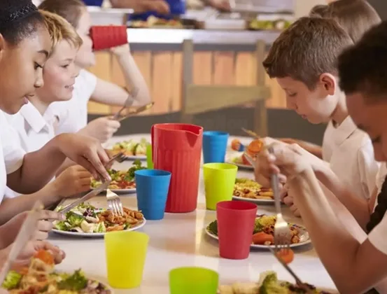 150 millones de raciones de comida gratis a estudiantes de NY; decenas de miles de dominicanos se benefician 150 millones de comidas gratis a estudiantes de NY