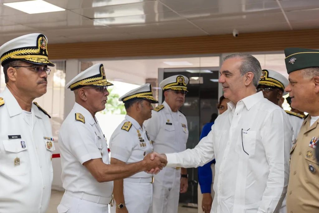 Abinader comparte almuerzo con la Armada y la Fuerza Aérea y ratifica apoyo a las Fuerzas Armadas Abinader comparte almuerzo con la Armada y la Fuerza Aerea y ratifica apoyo a las Fuerzas Armada