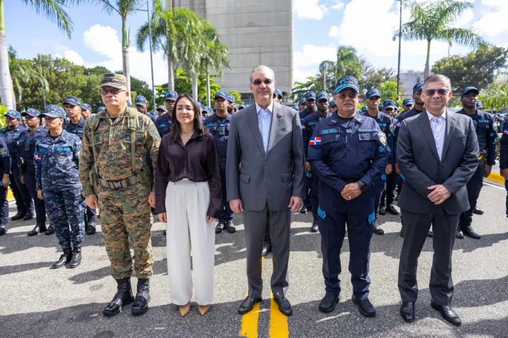 Abinader despliega “Garantía de Paz 2.0” con casi 28 mil agentes para reforzar la seguridad navideña Abinader despliega Garantia de Paz 2.0 con casi 28 mil agentes para reforzar la seguridad