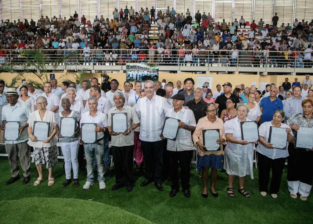 Abinader entrega 1,305 títulos en Pueblo Nuevo y afirma que “hoy se hace justicia social” Abinader entrega 1305 titulos en Pueblo Nuevo y afirma que hoy se hace justicia social
