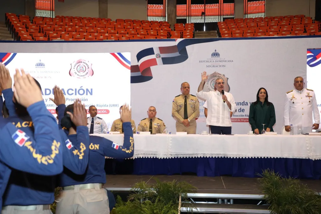 Abinader juramenta 865 nuevos agentes migratorios para reforzar el control fronterizo Abinader juramenta 865 nuevos agentes migratorios para reforzar el control eljacaguero