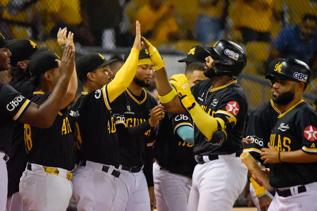 Águilas consolidan dominio en casa; Toros dejan en el terreno a Estrellas y Escogido fulmina al Licey Aguilas Cibaenas vencen Gigantes y siguen imbatibles en la casa