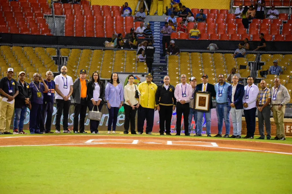 Águilas y ACDS honran la trayectoria de Rafael “Pappy” Pérez en emotiva ceremonia Aguilas y ACDS honran la trayectoria de Rafael Pappy Perez en emotiva1