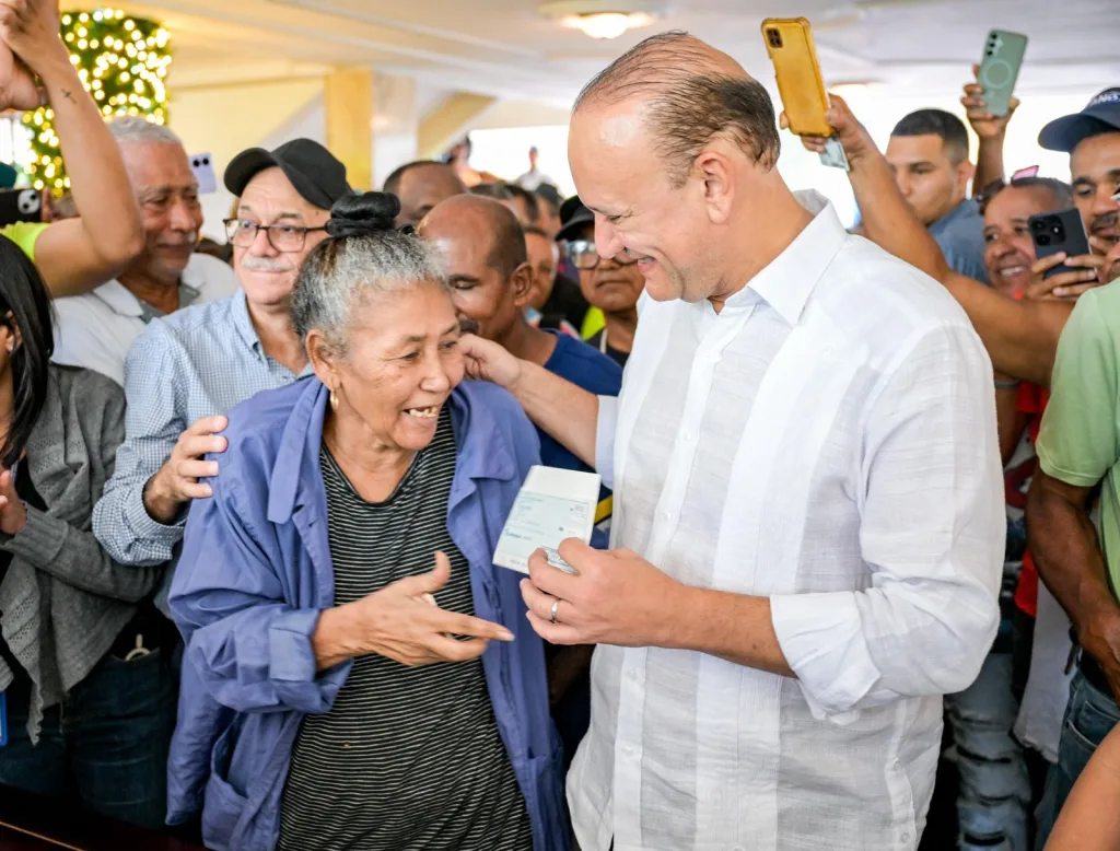 Alcaldía de Santiago cumple y anticipa el salario 13 a sus trabajadores Alcaldia de Santiago cumple y anticipa el salario 13 a sus trabajadores
