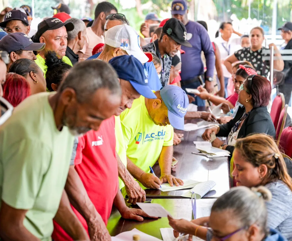 Alcaldía de Santiago cumple y anticipa el salario 13 a sus trabajadores Alcaldia de Santiago cumple y anticipa el salario 13 a sus trabajadores1