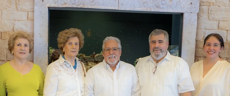 Asociación Dominicana de Belenistas y Ágora inauguran exposición “Nacimiento del Niño Jesús” Ana de Cuadra, Maria Isabel Cuadra de Gonzalez, Carlos Salazar, Padre Pablo Mella y Silvia Rosales.