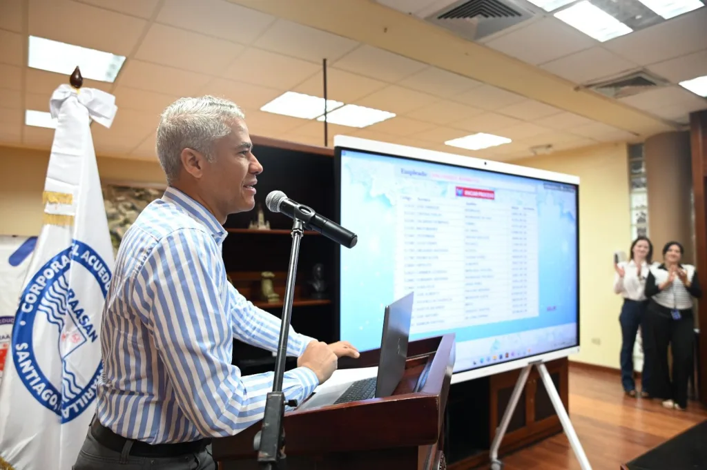 Andres Cueto exhorta a liderar con empatia y celebra un ano de avances