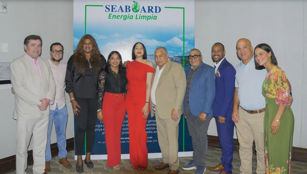 Seaboard fortalece lazos con el deporte y la crónica deportiva en su tradicional encuentro navideño Armando Rodriguez y Fernando Geraldino directivos de Seaboard